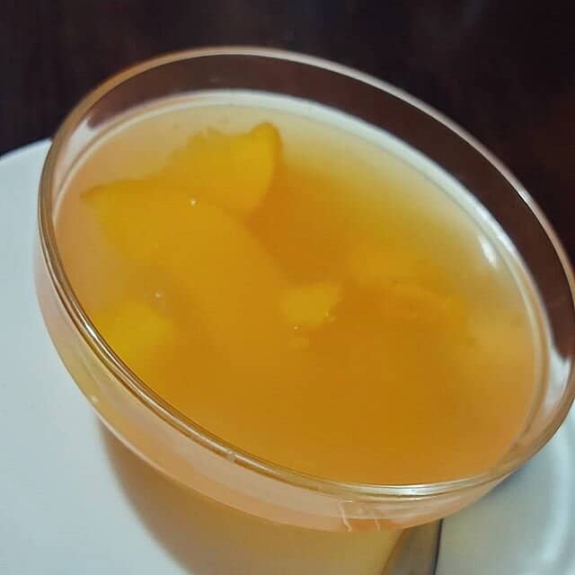 mazamorra de durazno servido en un envase de vidrio
