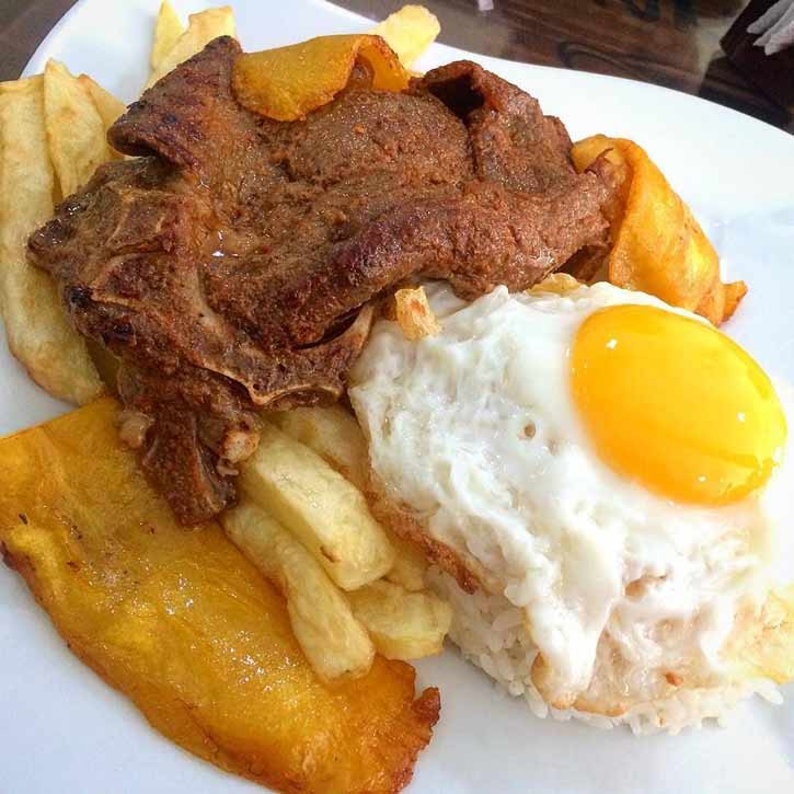 Bistec a lo pobre peruano con huevos fritos