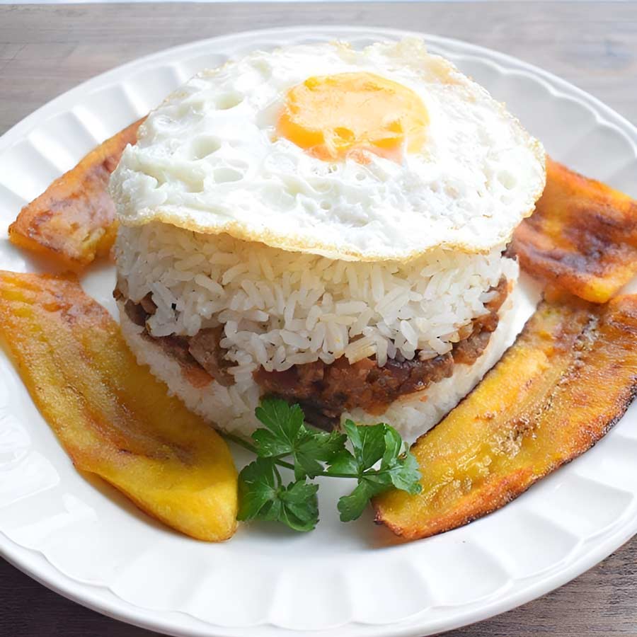 arroz tapado peruano con huevo frito y platano frito